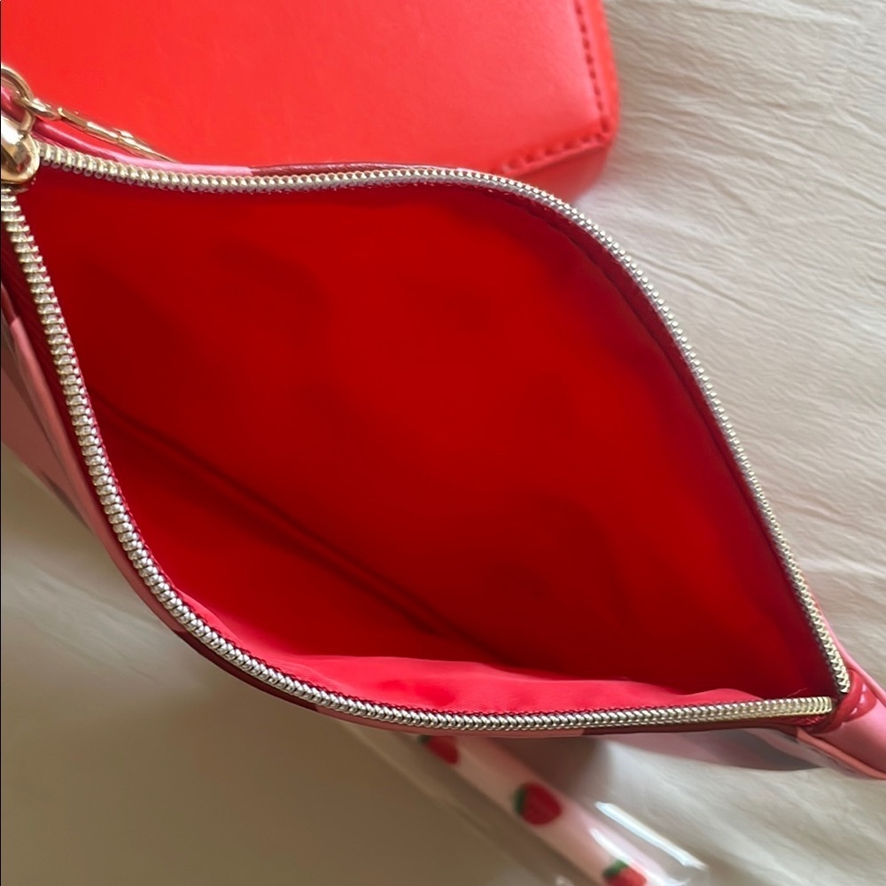 IPSY Heart-Shaped Red Women's cosmetic Bag-brush bundle - Picture 4 of 6